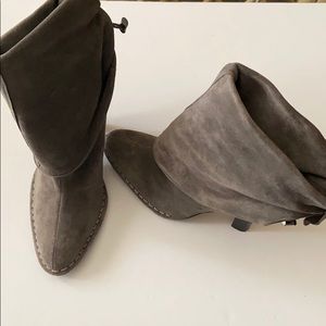 Hot in Hollywood suede boots nwot